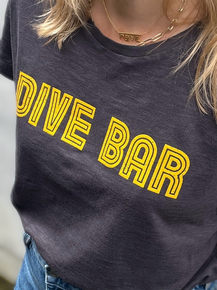 dive bar tee anthracite yellow | fwp by rae | slogan tee